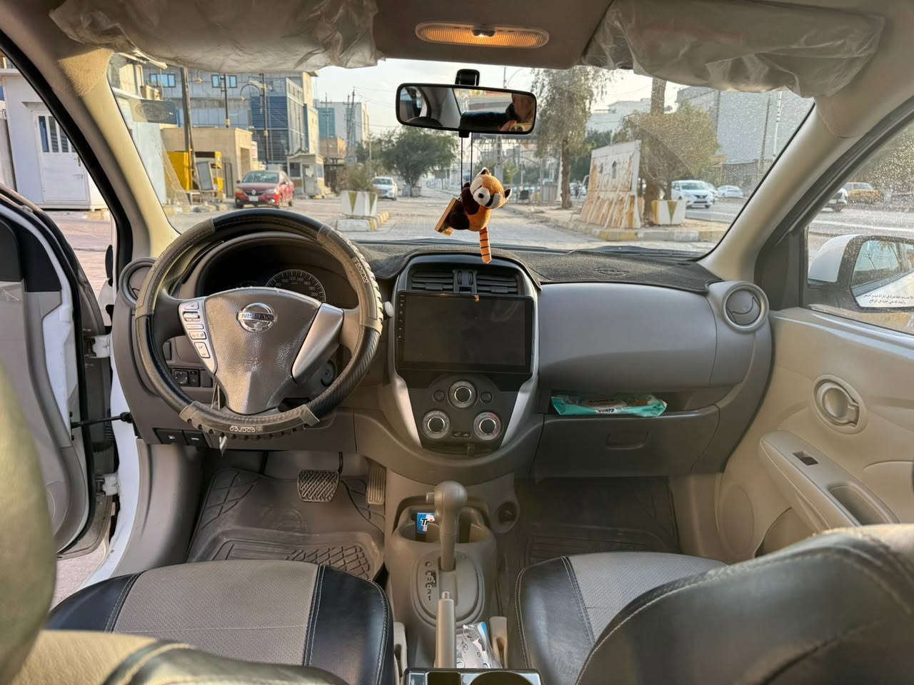 السلام عليكم نيسان سني بليته زركه موديل ٢٤ السياره جديده ماشيه ٢١   شاشه كبيره كامره دوشمه جديده رقم جديد بيه صبغ ب الباب مال السايق  قليل تحكم استيرن جام كهرباء سياره على وضع الشركه السعر ١١٩ رقم الهاتف *********** مكاني اسكان المنصور
