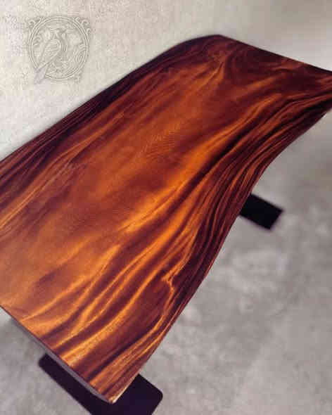 طاولة مصنوعة من الخشب الطبيعي خشب الجوز تجمع بين الفخامة والمتانة لونها الدافئ ونقشتها الطبيعية
نقدّم تصميم طاولات فاخرة من الخشب الطبيعي، مثل خشب الجوز والسنديان وغيرها من الأنواع عالية الجودة.
نهتم بإبراز جمالية الخشب الطبيعي وفخامته، حتى تكون كل طاولة قطعة راقية تضيف حضور وأناقة للمكان
***********
