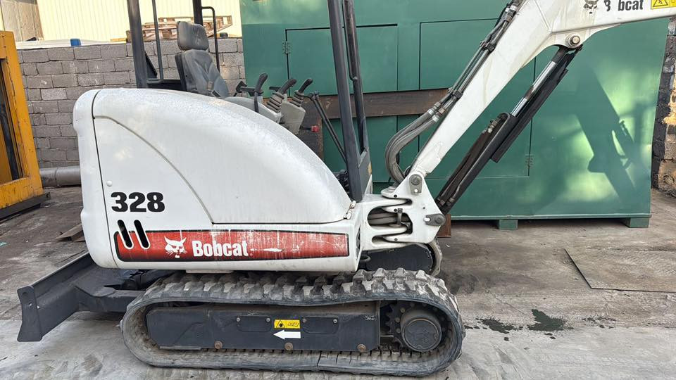 سلام عليكم حفار حجم 328 موديل 2010  3 سلندر زيرو مشتغل 25 دقيقه حقيقي مكان بغداد رقم الهاتف ***********
