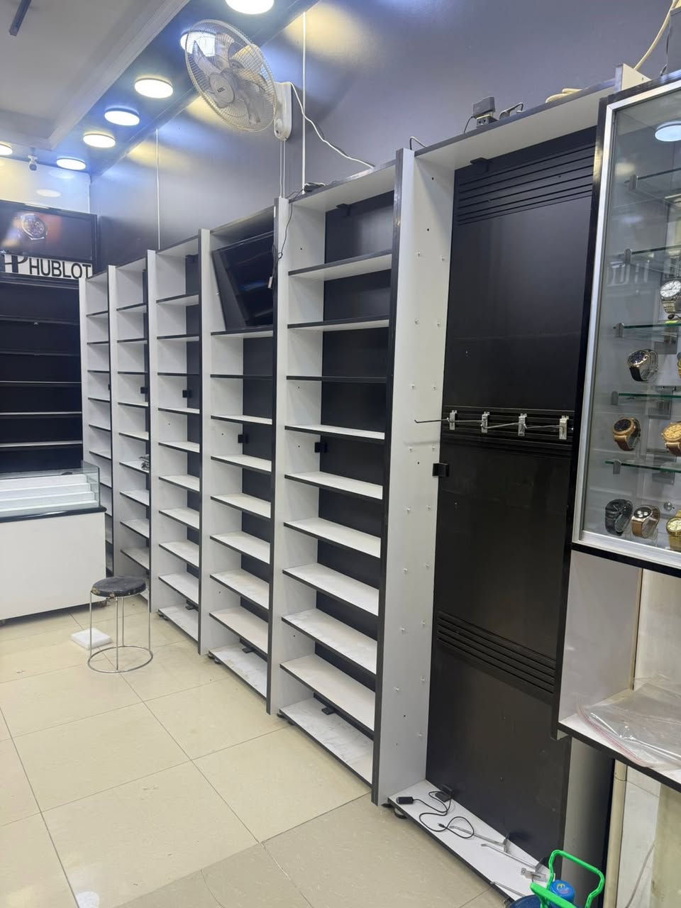 السلام عليكم
ديكور للبيع مع الميوزه استخدام قليل 
مكلف بالنشر
الاتصال على الرقم ***********
