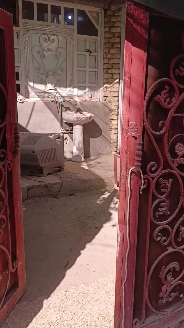 متاح بيت للأيجار ب200 الف.. المي والكهرباء ع ابو البيت ***********
