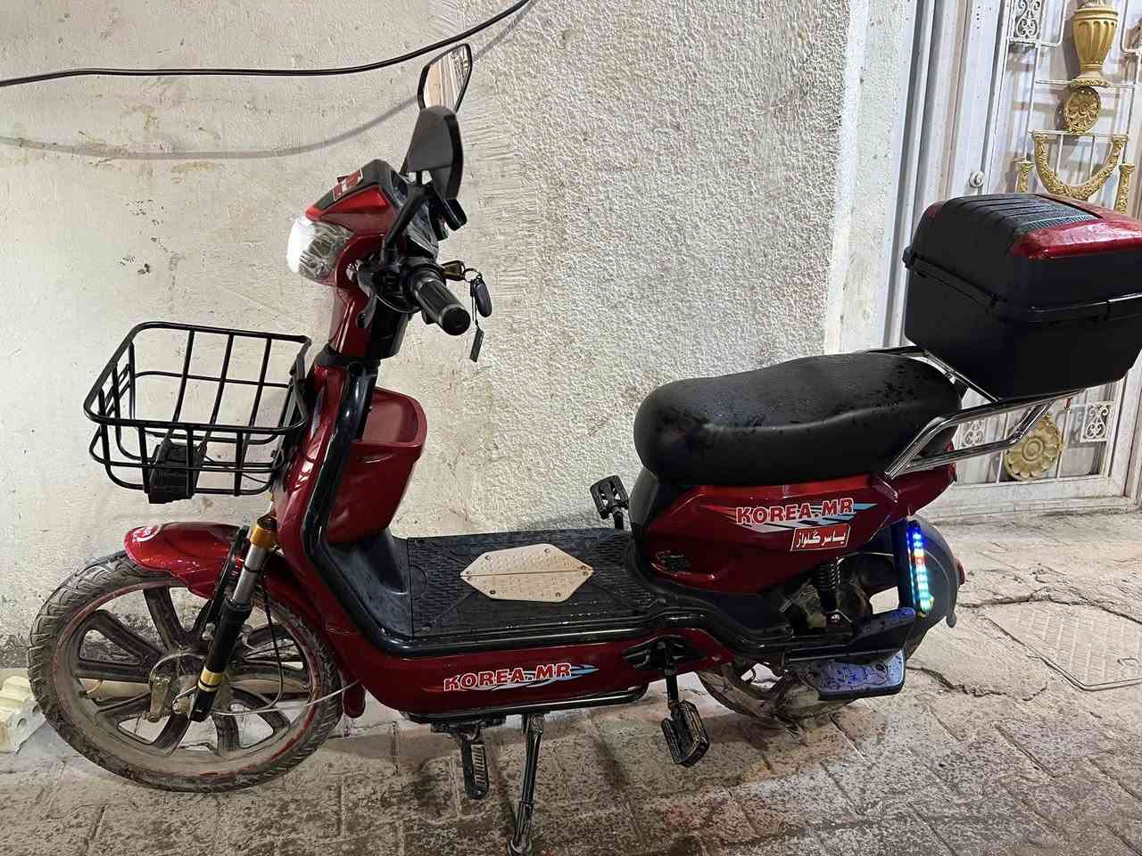 سلام عليكم دراجه شحن مرتبه  ونضيفه وجبيره الدراجه حلوه استخدام قليل وبلاديه السعر ٤٥٠ الشراي يتصل ويدلل ***********
