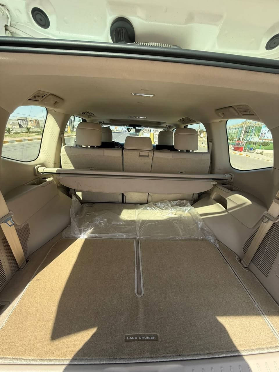 السلام عليكم للبيع لاندكروز موديل22 تكمه  وسنويه ساز أم ضمان  رقم اربيل تحويل ثاني يوم  بيهه جاملغ الخلفي بي بارد  بدون دواخل
محرك سيارة 3500 توين تيربو 
فول موصفات 1/1
بصمه تشغيل 
بصمه أبواب لمس  
فتحه سلايت
كشنات ثنين كهرباء 
كشنات جلد 
8ايرباك 
زراكات 
مري شفط 
شاشات خلفيه 
مطفايه حريق 
جنطه شفط 
سبعه راكب 
ثلاث قطع تبريد 
محرك 3500 توين تيربو 
حساس امامي 
حساس خلفي
 بصمات ثنين 
سبير منازل 
وباقي موصفات ساز معروفه  
سعر (550) وبيهه مجال
الاستفسار اتصل على الرقم ***********
