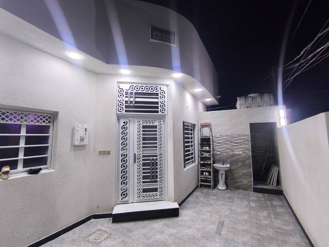 دار للبيع ابو الخصيب حمدان قرب حسينية الباقر بشارع جامع البردية المساحة الدار 130 متر  نوع العقار طابو زراعي وقف سني يسجل باسم المشتري الدار يحتوي على / غرفتين2 + صحيات عدد2 +مطبخ + هول كبير + بيتونة و مخزن+ استقبال+ طارمة  خدمات الدار مساحة الدار 8 في 16.5 السعر الدار 66هاتف *********** اي ستفسار اتصل
