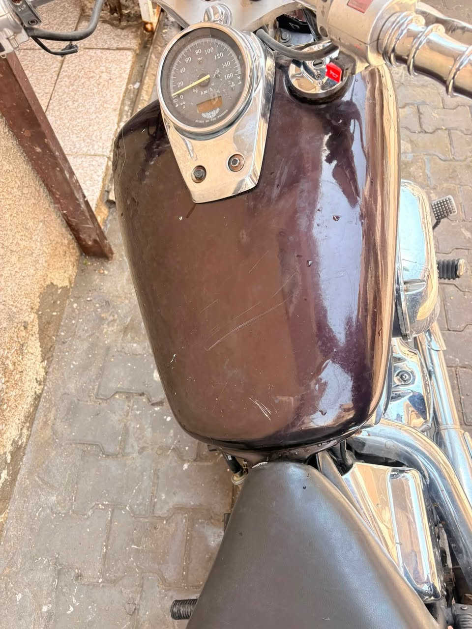 السلام عليكم 
شادو سلاشر 
محرك 400 
كفالة محرك وكير 
تخم تاير جديد 
دسكات وبنز خلفي جديد 
زنجيل جديد مكرز وكامل 
الدراجة كفالة سرقة وعشائر 
بدون اوراق 
مكانهه بغداد 
سعر 12 ورقة وبيهه مجال 
***********
