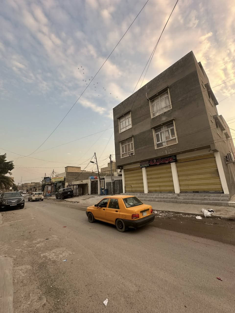 بنايه للبيع مساحه 65 متر طابو زراعي سند 25 الوارد الشهري 1100 مليون و 100 تحتوي على شقتين وصيدليه 3 محلات        ( السعر 210 مليون )العنوان البلديات نهايت شارع المصرف قرب فلافل الهلالي حي التراث مقابل مدرست تبارك الرحمان على شارع خدمي مئجره وكامله الاستفسار ***********
