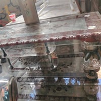 ميز شاشة بسعر 30 وبي مجال  لل استفسار 07815334365