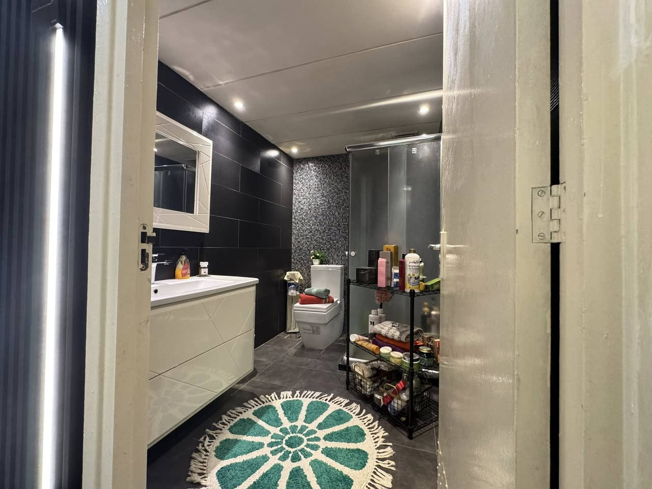 شقه محدثه للبيع
مع الاثاث
***********
