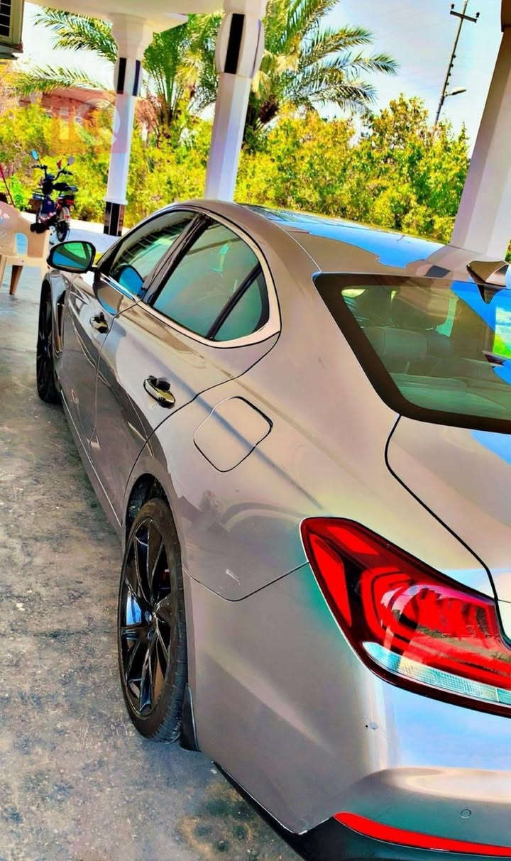 للبيع: Genesis G70 موديل 2021 –
3.3T

ماشيه : 82 ألف ميل 
رقم بغداد 
اللون: رصاصي مميز
الموقع: الأنبار
الوارد: أمريكي 🇺🇸
الحالة: نظيفة – استخدام شخصي

المحرك والأداء:
 • محرك V6 توين تيربو 3.3 لتر (3.3T)
 • أداء رياضي قوي وتسارع عالي
 • ناقل حركة أوتوماتيك 8 سرعات
 • ثبات ممتاز

المواصفات:
 • شاشة كبيرة + نظام ملاحة
 • كاميرا خلفية + حساسات أمامية وخلفية
 • تشغيل بصمة + دخول ذكي
 • مقاعد جلد (تدفئة وتبريد)
 • فتحة سقف
 • مثبت سرعة
 • نظام صوتي مميز
 • جنوط رياضية
 • إضاءة LED

أنظمة الأمان:
‏ • ABS + ESP
 • وسائد هوائية
 • نظام المحافظة على المسار
 • حساسات اصطدام

ملاحظات:
 • وارد أمريكي
 • فيها قطعتين صبغ
 • السيارة نظيفة 

السعر: 22,500$ (قابل للتفاوض)

📞 رقم: *********** او تواصل واتساب على نفس الرقم …
