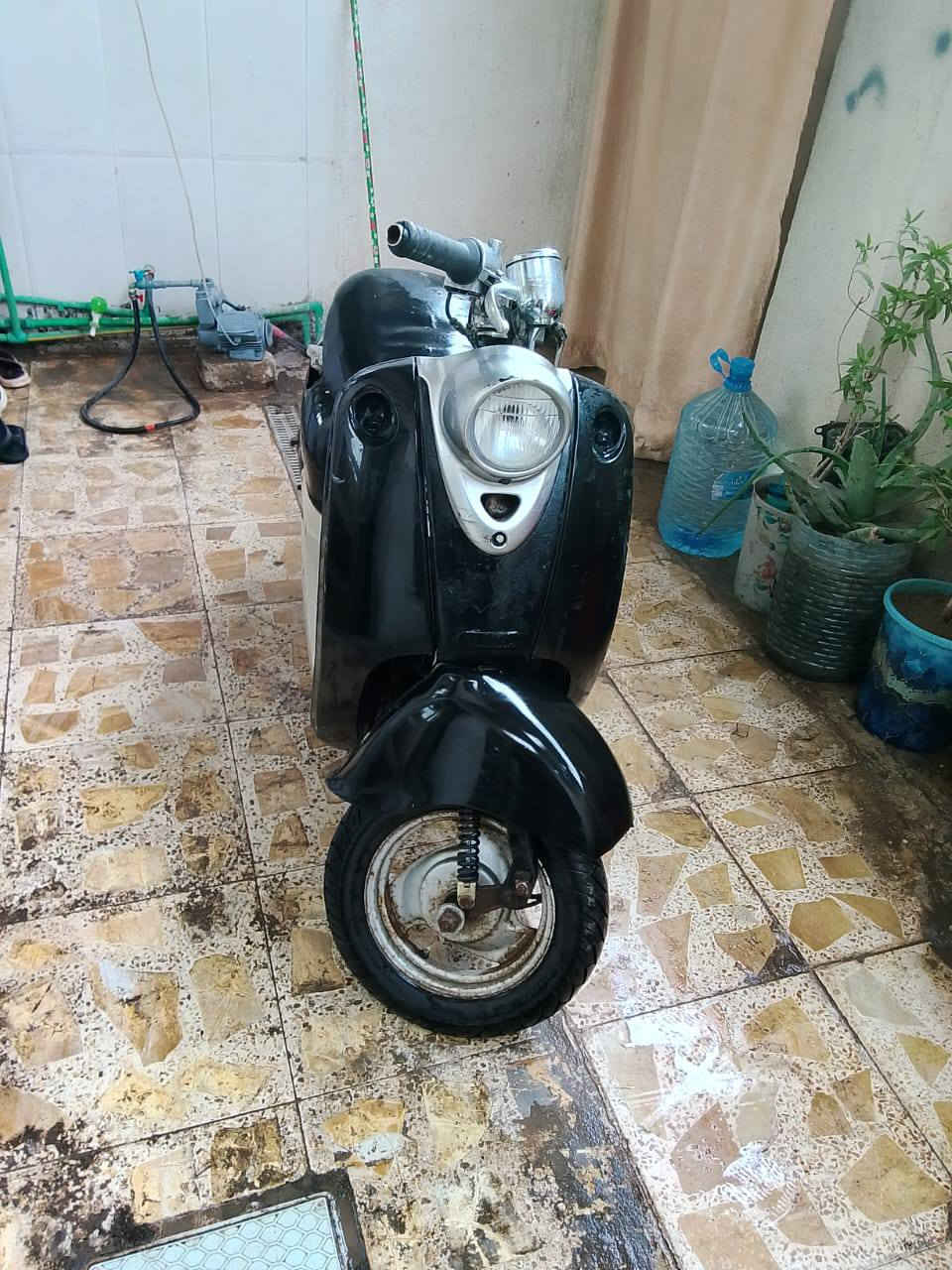 السلام عليكم اخوان دراجة كلاسك للبيع شغالة هندر واحد نقصهة بس سويج ضايع هسة هية جطل شغالة وكاملة سعرهة 150الف مكاني بغداد العبيدي ***********تعال واتساب وتدلل
