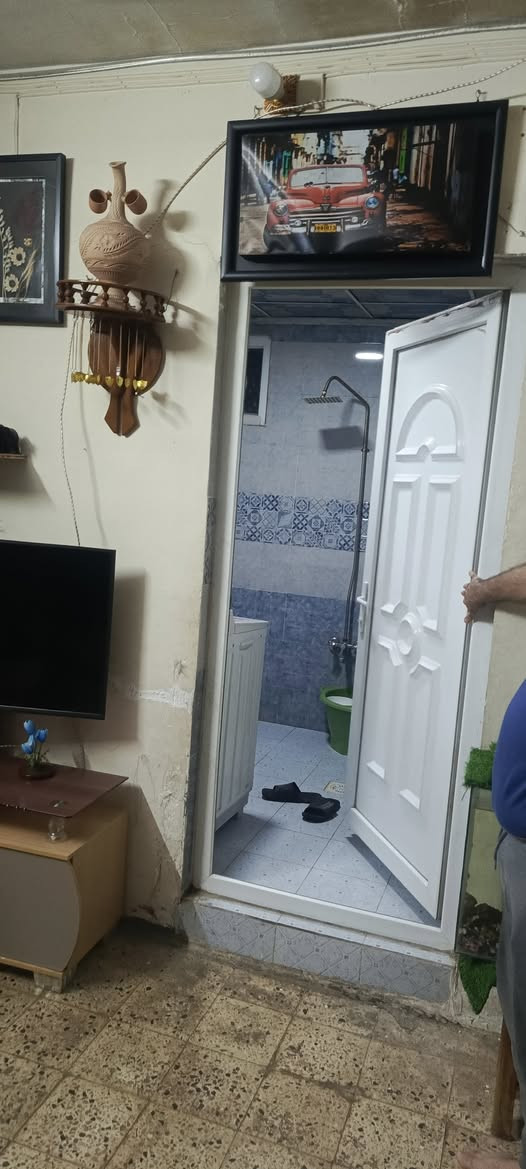 عروض مكتب اساور للعقارات 
دار للبيع في حي السكر
150 متر واجهه 7 ونص
شروق تام
طابقين
سند مستقل
شرط التحويل
شارع صبه
سعر مناسب
البيت نظيف صالح للسكن
البيت بحساب ارض
4 غرف نوم ومطبخ عدد 2
واستقبال وهول وكراج وبيتونه
لمعرفه السعر اكتب تم ليصلك على الخاص
للاستفسار زياره المكتب سايدين البحرين مقابل مطعم احمد الحاج صلاح
***********
***********

