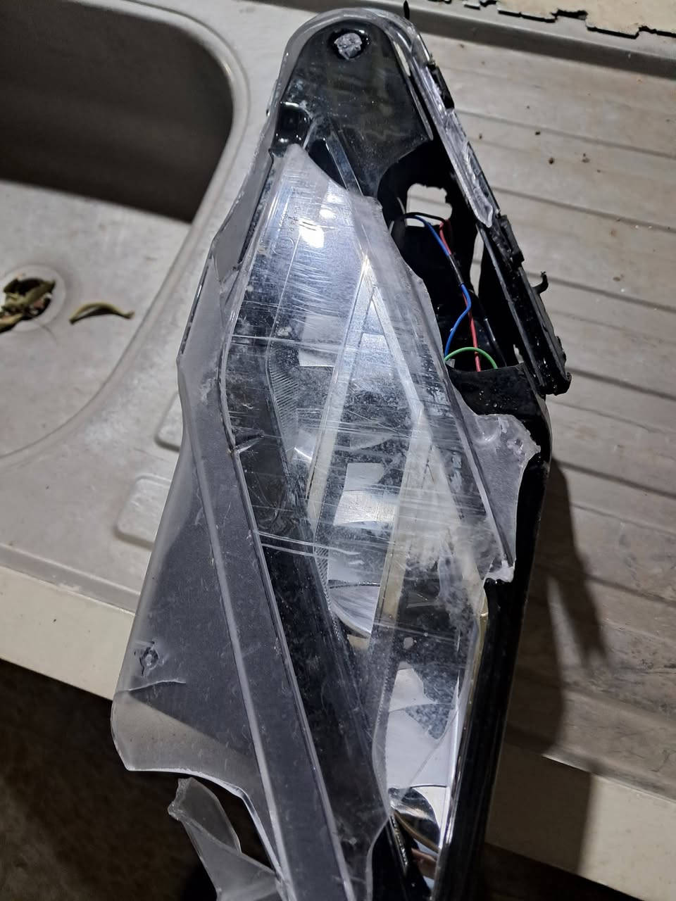 تحيه طيبه 
 بروجكتر فورتي جهة الايمن كسر بي الجامه شغال ومابي شي 
قيم واخذ ولماعنده بلاش للطيبين 
***********
