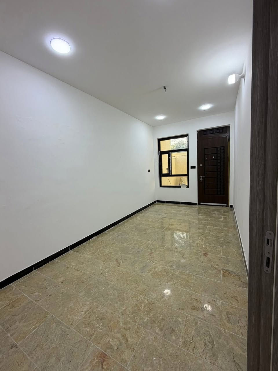 الدار للبيع 🏡 السعر /225👌 قفل💛
بناء درجة اولى 
الشعب شارع عدن مقابيل مطعم حجي عادل
المساحة 100 م 
يحتوي الطابق الارضي على كراج وخدمات خارجية ومغسلة 
الدار مدخلين 👌👌
استقبال ومطبخ حار وبارد ومنور وخدمات وغرفة نوم
ويحتوي الطابق الثاني على غرفتين نوم وخدمات ومكان غسالة وبيتونة كبيرة
وسطحين 
(للاستفسار اكثر يرجى الاتصال على الرقم 
متواجد هذا الرقم على الواتس اب والماسنجر (*********** )
او على الرقم التالي ***********
او زيارة مكتب تبارك للعقار والمقاولات الكائن في شارع الاسواق المركزية قرب مطعم ميامي
