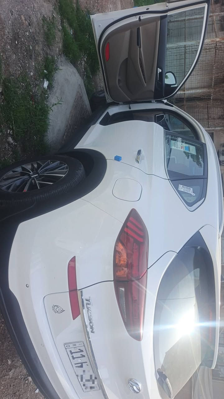 سلام عليكم توسان موديل ١٩ رقم بغداد باسمي مكفولة من الصبغ وبارد فول مواصفات عدا بنراما 5 عدسات كراسي كهربائي داخل صاج تحكمات ستيرن جهتين بصمات ابواب بصمه سويچ بصمتين سياره بيه ماشيه ٧٥ شرط وبعد بيه مواصفات سعر ١٩٨ وبيه مجال قليل *********** ‏‪***********‬‏
