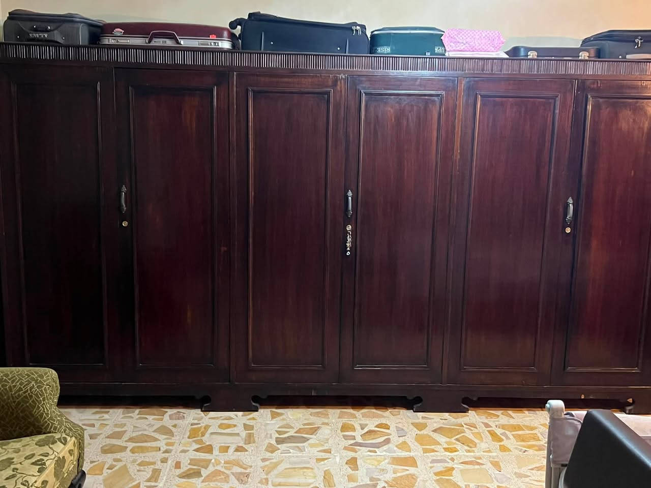 اثاث غرفة نوم كامله للبيع خشب صاج قوي جدا السعر مليونين ونص دينار رقم الهاتف ***********
