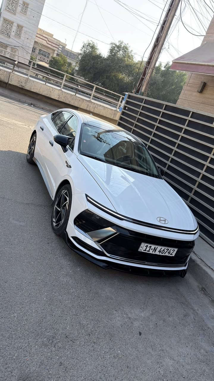 سلام عليكم للبيع هيونداي سوناتا 2024 خليجي محرك 4 سلندر  2.5 DGI  تنفس طبيعي ماشيه 20 الف كيلو . 
السيارة جديدا جدا في حالة الوكاله كفاله عامه عدا شبرين بارد بين الباب والجاملغ الخلفي عكس السائق فقط 
مواصفات السيارة
 فول شاشه متصلة. بانوراما. مقاعد جلد وكهرباء بلكامل .داخل جملي. حساسات امامي خلفي. كامره دوار. دخول. ذكي بصمه تشغيل عن بعد. تبريد لمس .ابل كار . نضام صوتي 9 سماعات. ستائر خلفيه. صندوق ذكي. تبريد قطعتين .ويل حجم 18. إنارات داخليه متغيره. ترحيب بل مري. مري كهربائي. شفتات ستيرن. اوتو هولد .كشافات ضباب وضعيات قياده 5 وبعد بيها هواي مواصفات 
السيارةبلحقيقة احلى بهواي ونضيفة وجديدا جدا بانزين فقط محسن دهن فقط بل وكاله والسيارة استخدم شخصي فقط على ايدي من الوكاله .السيارة رقم بغداد ومكانها بغدادصليخ 

السعر 235 وبي مجال بسيط . 
للتواصل رسائل على الواتساب فقط 
***********
