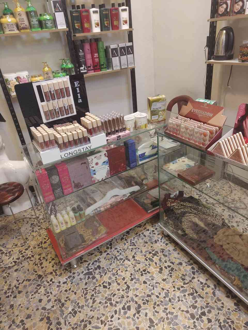 فاترينات ورفوف وباب للبيع بغداد ***********
