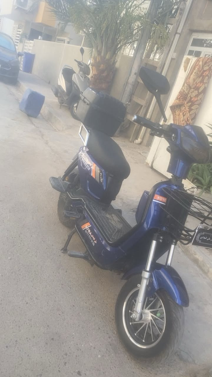 السلام عليكم دراجه نظيفه خمس بطاريات جيده جدا ومتاخذها اذا متفحصهن قبل متاخذ ونضافه خير من الله ودسكات كبيره وفجوج جديده بريكها بالمكان اربع سرع عالي ناصي صندوق خلفي بيها بس كسر بالمرايه اليسره فقط وبسعر كلش مناسب ب400 وبيعا مجال للشراي 
***********

