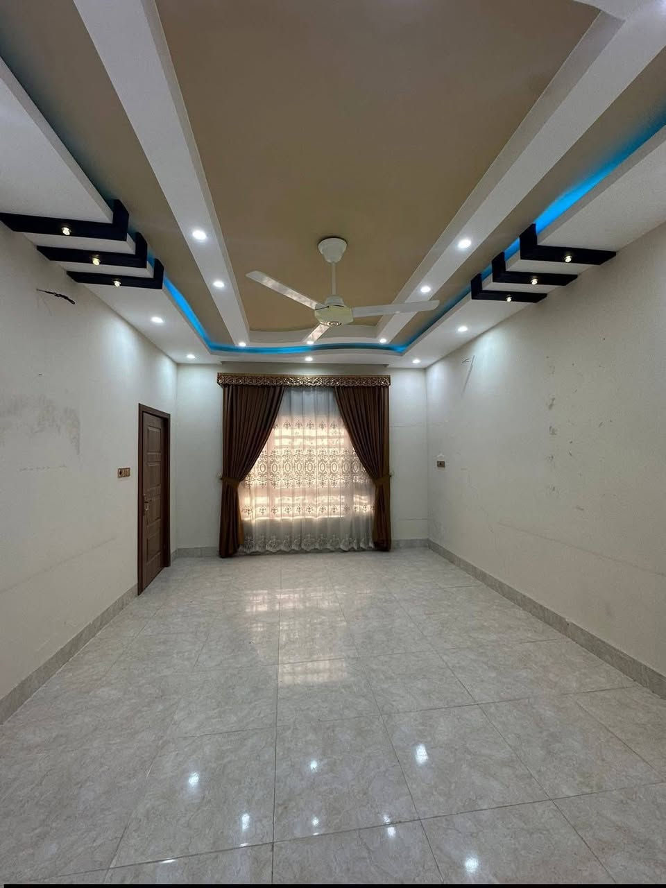 عرض جديد وموقع مميز

دار للبيع ( طابو  )   طابقين جديد فارغ تسليم مباشر . 

المساحة : 200 متر  و الواجهه 10  

الموقع : حي الواسطي _خلف مول حجي زياد مباشرةً

 الطابق الاول يحتوي على غرفتين نوم عدد(2) وهول كبير ومطبخ حار وبارد واستقبال وكراج وحديقة 

الطابق الثاني يحتوي على ثلاثة غرف نوم عدد (3) وصحيات الدار جديد وكامل اي نقص مابي 

💵💵السعر 295 وقابل للمعاملة 💵💵

🔴 1- التعامل يكون مع صاحب العقار الشرعي حصراً
2- المكتب  وسيط بين الطرفين ولحفظ الأجرأات القانونية والتأكد من صحة العقار قبل تسليم اي مبلغ بأشراف قانوني

للأستفسار ✅مراجعة مكتب الاسياد للعقار 🔔

📍عنوان المكتب كركوك واحد حزيران قرب تقاطع الحصو ورمل 
                 للأتصال ***********📱

                             ***********📱

✅نستقبل جميع عروضاتكم السكنيه والتجاريه في كركوك 💯والترويج لها عبر الصفحه الخاصة بل مكتب
                  مكتب  الاسياد للعقار 
للأستثمار والتطوير العقاري 💯 معنا نحو الأفضل

https://www.facebook.com/profile.php?id=100063971986106&mibextid=ZbWKwL
