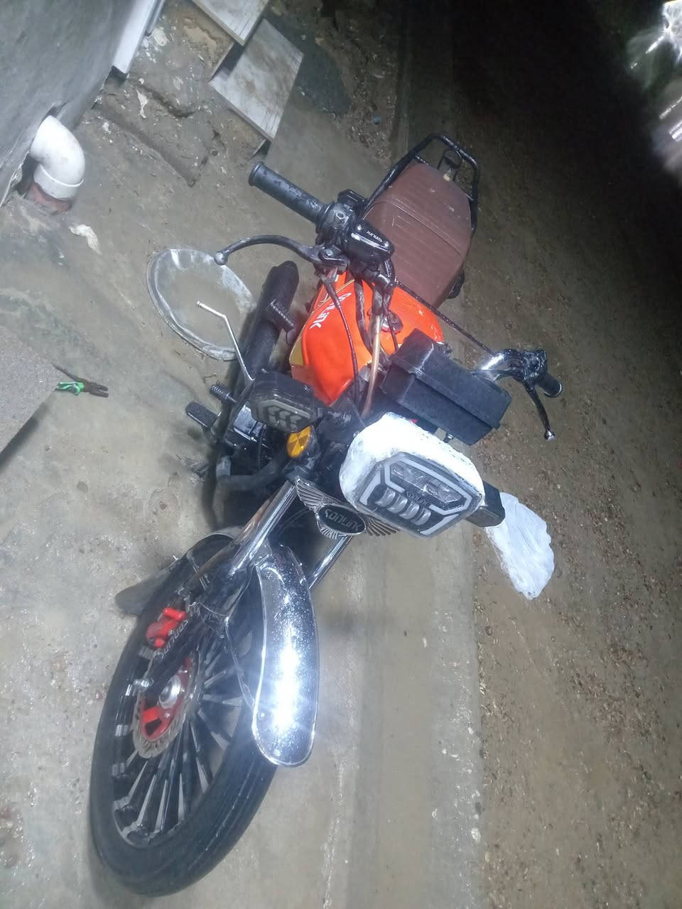 السلام عليكم دراجه ايرانيه محرك (200) 5 كير دراجه نضيفه نقصه باتري أوراق كامله لونه اورنج مميز السعر 625 المكان بغداد حي اور الرقم *********** اتصل وبل خدمه
