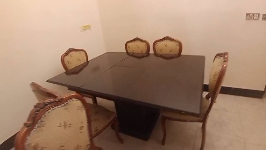 ميز و6كراسي للبيع علما الميز مو صاج فقط الكراسي صاج نظيفات فقط الكراسي يرادلهم ضب مكاني الدورة شارع البريد ***********
