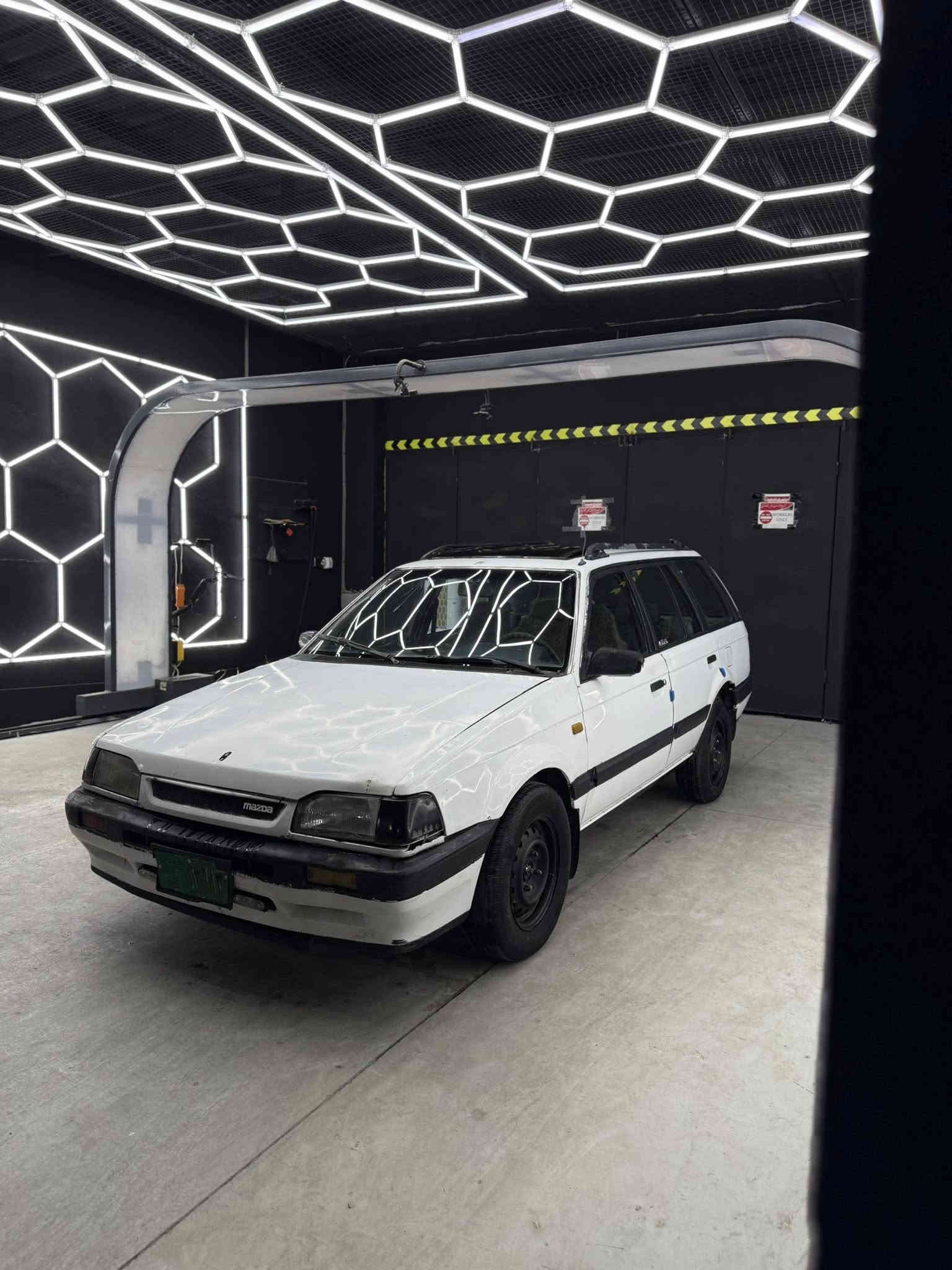 السلام عليكم مرحبا اخواني الاعزاء 
مازدا موديل  1991
مكينة الاصلي البلادي حجم 323
لايتات زينون 
يعوزها طخم تاير جديد 
عليها ادامة كامله من طخم الى دسكات يعني سيارة ما ينقصها الا امور بسيطه
جاماتها يدوي(جوبي)
الجامة الاماميه مفطوره
غرفتها حلوه ونظيفه
رقم نينوى الاخضر مبلشين بالمعامله تجي تكمل انت
واكيد شرط التحويل 
وش تحتاجون تفاصيل اضافيه  هذا رقمي واني حاظر
بخصوص السعر 25 ورقة بيها مجال بسيط حكً جيه
*********** عبدالله
