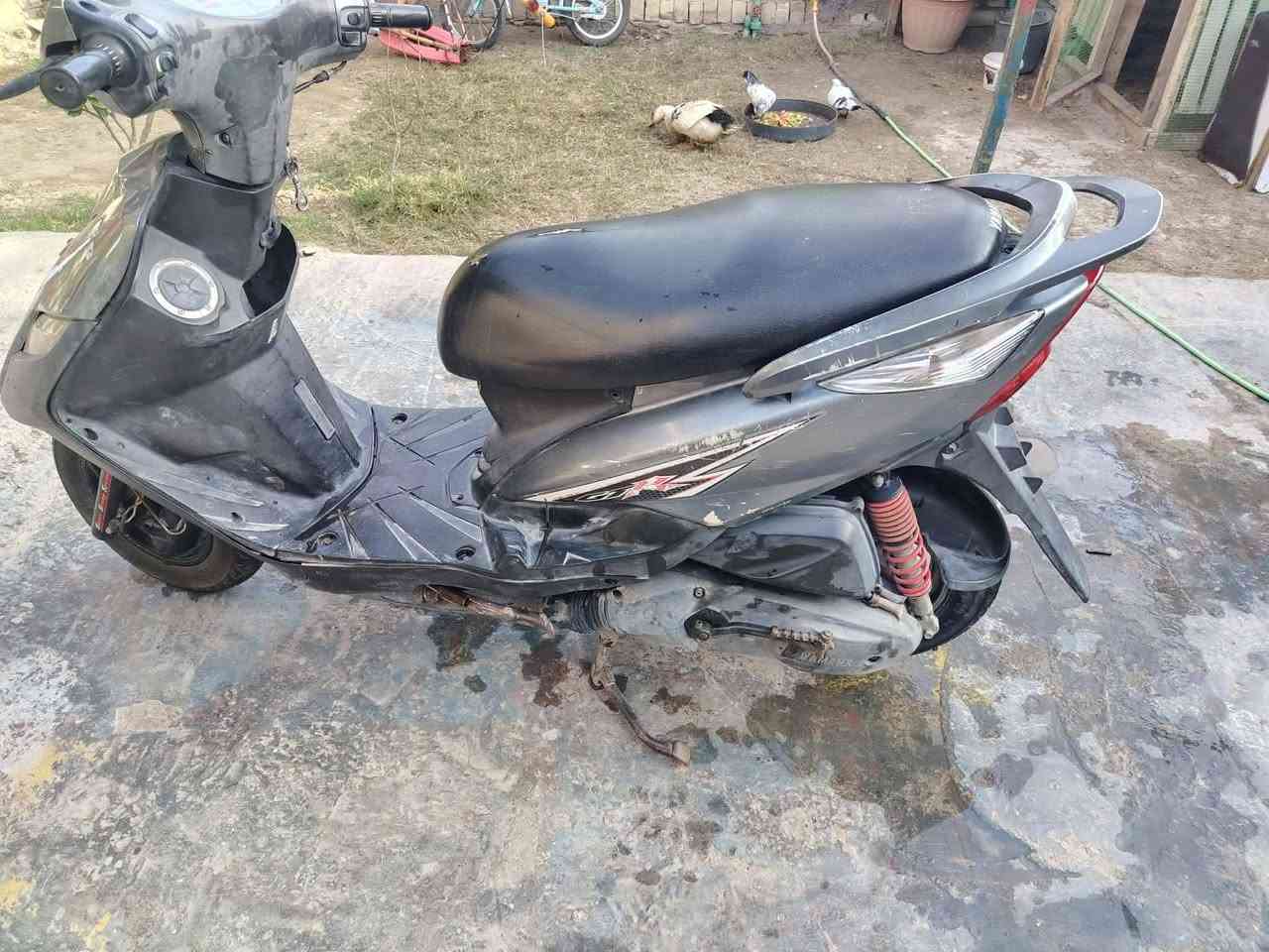 السلام عليكم للبيع ماكس دراجه مكفوله عده الكابريتر دراجه اذا مفتوح برغي بل محرك تاخذهه بلاش ناعمه شلعه ومعدل شغاله من الطول للطول سعرهه ٤٥٠ مكاني نهايه حي اور وهذا رقمي ***********
