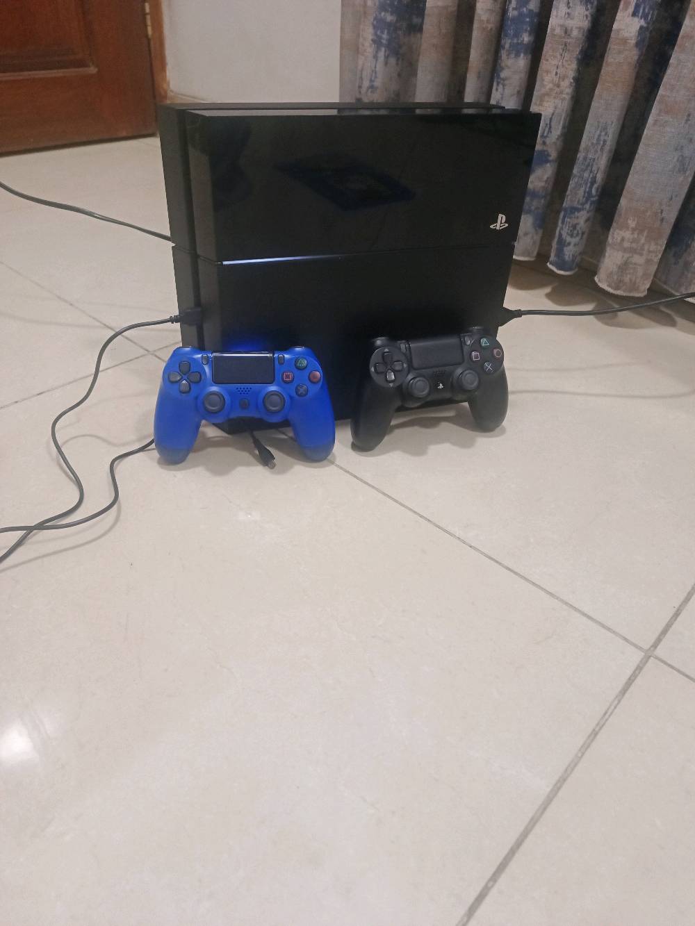 بلاي ستيشن 4 مع ملحقاته مع جوستكين  بميتين و بي مجال هواي