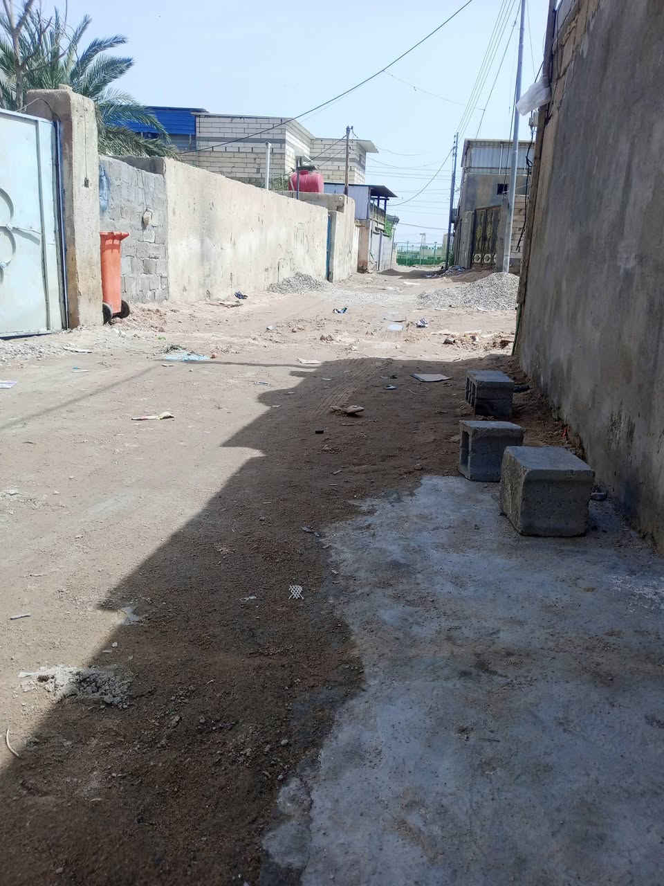 السلام عليكم عدي بيت بل الجزيرة بزين العابدين بل بدايه بكاع فحام  كلش قريب عل ربع سايدات مساحته 150 بيه ثنين غرف او ديواتيه وصاله مطبخ وصحيات بيت سكفه صبابه كله سراميك كهرباء جديد سعره 65 بيه مجال  ***********
