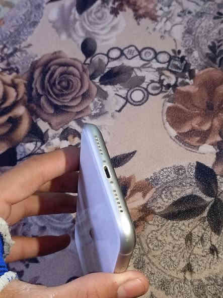 ايفون 11 
ذاكره 128
دبل يسم
فيس آيدي شغال
بطاريه 100 مبدله
السعر 240 وبي مجال
للأستفسار ***********
