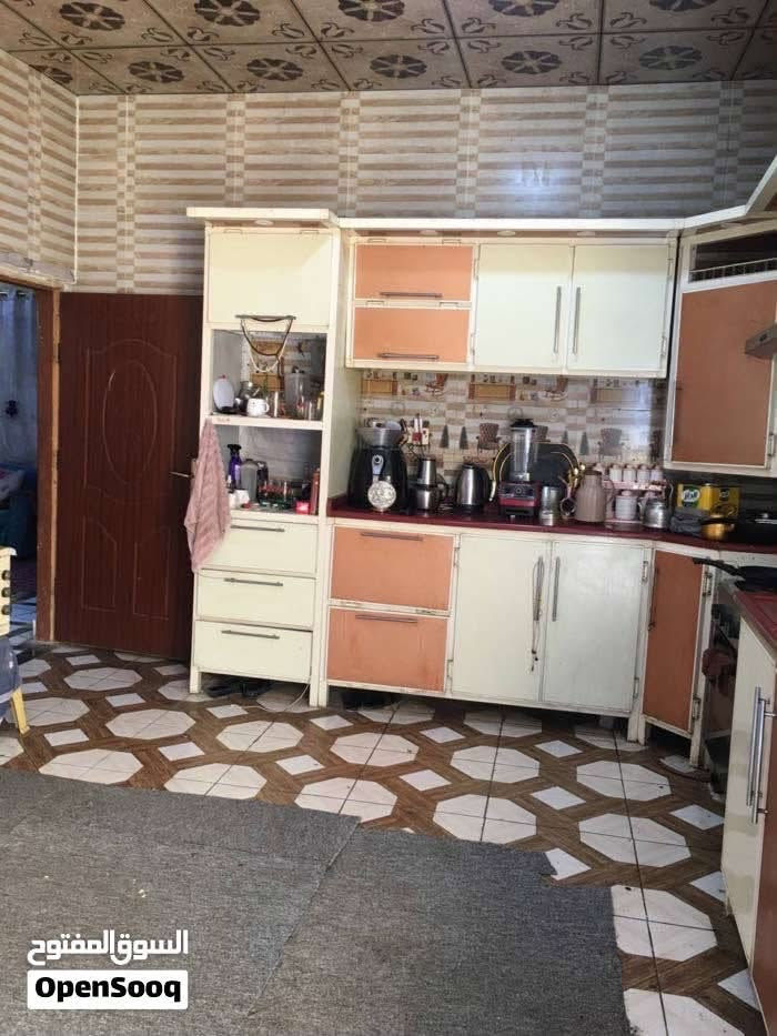 بيت طابو ملك صرف زراعي سند 25 باسم مالك البيت عراقي مساحتة 200 متر يتكون من 3 غرف نوم مساحتهم 4/5 وصاله كبيره وغرفة استقبال مساحتها 5/6 ومطبخ كبير كامل مع كاونتر تفصال خاص مع البيت وكراج يتسع لسياره وحديقه صغيره ويتكون من حمامات عدد 3 
طابق ثاني يتكون ع غرفه بمساحة 4/5 وممشه وحمام يم الغرفه
 (السعر المطلوب 150 مليون وبي مجال) 
العنوان/ ( البصرة/ المطيحه)
رقم الهاتف/ ***********
