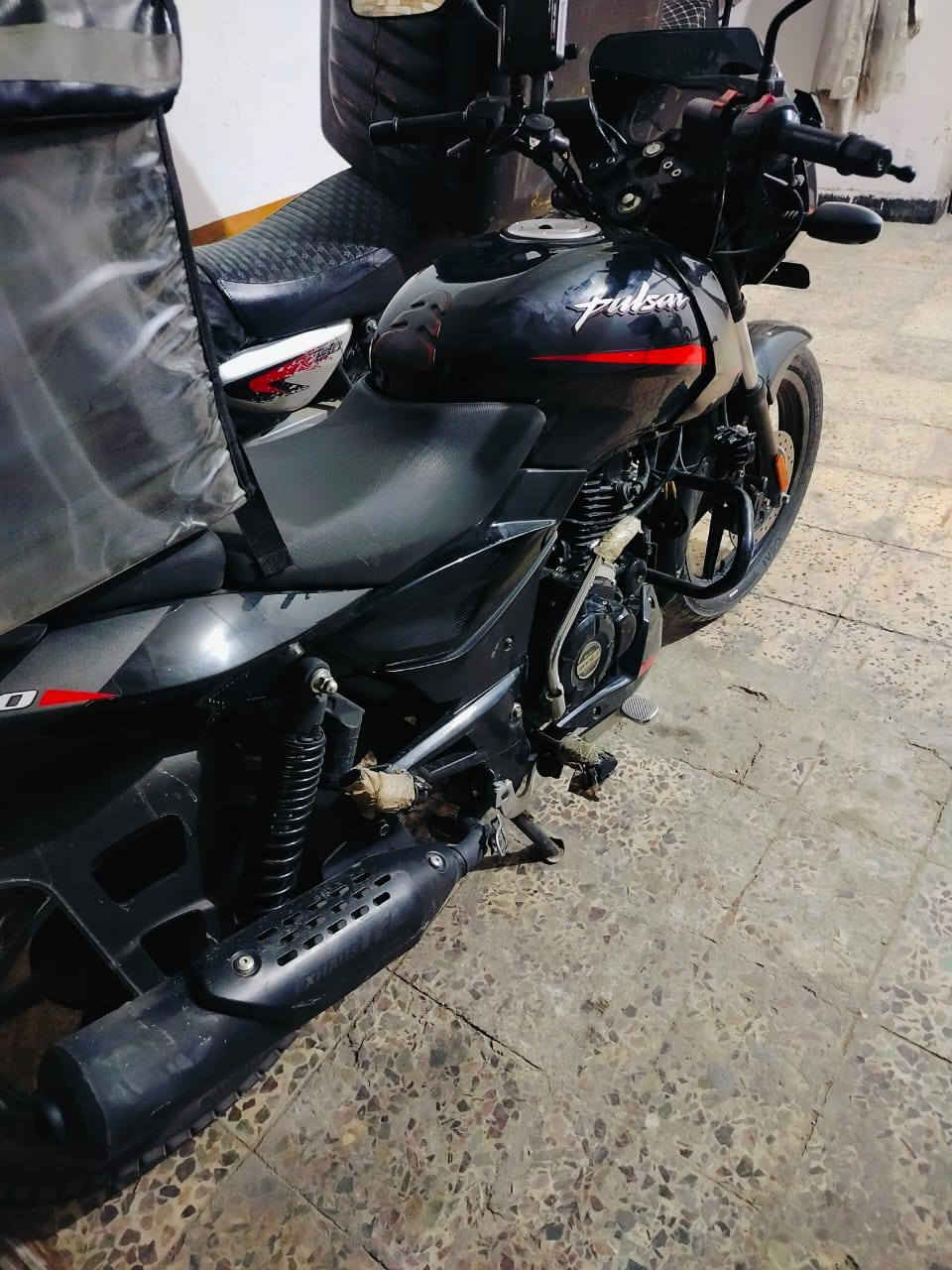 سلام عليكم دراجة للبيع بولسر نيون موديل 23 مرقمة بسمي مشروع وطني وبيهة طعجة بلتانكي خفيفة الرقم ***********
