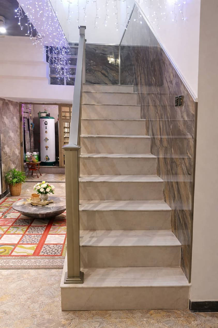 السلام عليكم ورحمة الله وبركاته
دار للبيع مساحتة ١٨٨ متر 
بغداد الحسينية خلف جامع النور 
قرب أسواق البحراني 
البيت يحتوي على :
الطابق الأول 
صالة+هول+مطبخ+حمام داخلي وخارجي + كراج +ترك +غرفة نوم 
الطابق الثاني 
غرفتين نوم +سطح خلفي وعالي  +بلكونة بإحدى الغرف 
المنزل يحتوي على كهرباء ومجاري وماء ومنظومة كامرات جيدة جدا 
السعر ١٨٠ مليون وبي مجال بسيط 
رقم الهاتف ***********
