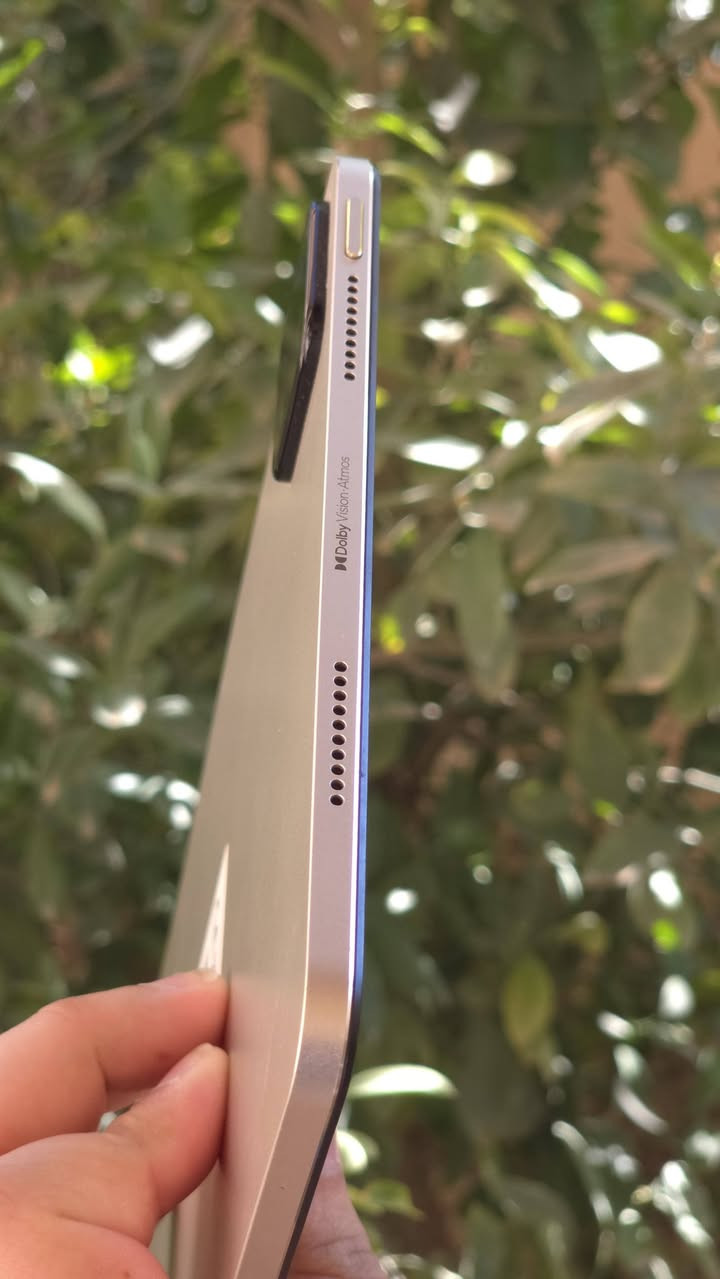 السلام عليكم حبايب قلبي، آيباد للبيع شاومي باد 6، نظافة 100%. الجهاز نظيف، مستخدم قليل على يدي، ونظافته واضحة أمامكم كما ترون. شاشته 144 هرتز ويدعم 60 فريم ببجي، وكاميرته 4k، بطاريته 5000 ملي أمبير وذاكرة 256، وشحنه يدعم الشحن السريع. ممتاز جدًا للدراسة والألعاب. سعرة 300 الف وبي مجال للشراي من يحب الاستفسار يدخل خاص أو يتصل على الرقم ***********.
