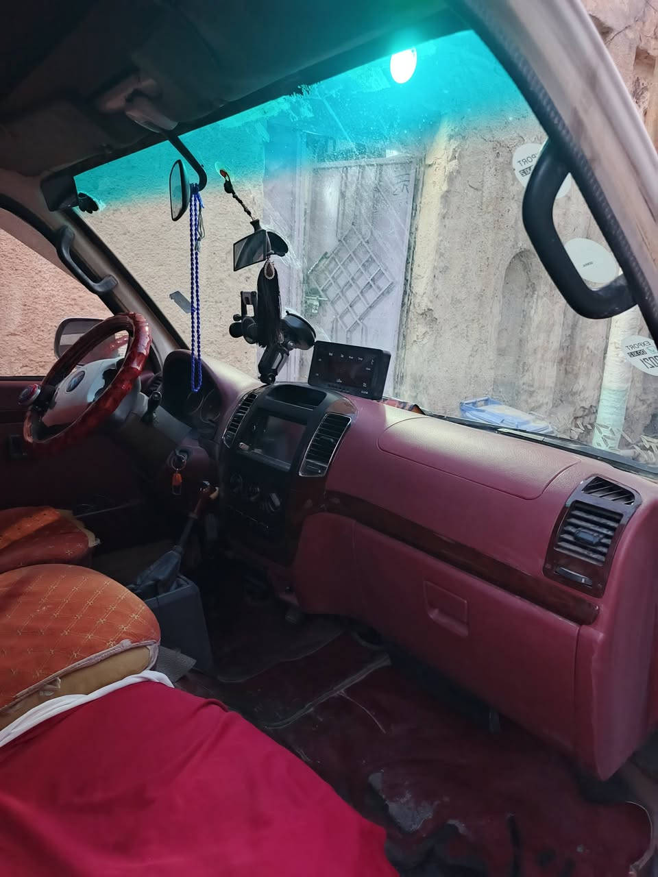 فتون 10رقم انكليزي قادسيه سنويه لغاية 30جاهزه كلشي ممتاز وشغال فقط خياسات بسيطه بال ارباع السفليه من الجهتين مصفره وشرط التحويل مكينه گير اكسن مكانها ناصريه مركز سعر 54موجود عل نت او الاتصال عل رقم *********** علما السياره تحتوي على منظومه غاز كامله وصرفها طبيعي وممتاز في البانزين
