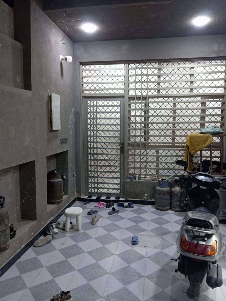البيت بناء 25حديث طابقين الطابق الاول كامل والطابق الثاني هيكل غير مسقف يعني عوزه بس صب خدمات كامله بين شارع الكفاح وبين شارع أبو الفضل قريب على المدارس الابتدائية والمتوسطة والمدرسه الصنيه شارع 11متر رقم القطعه 1716المساحه 200متر
مطلوب إسكان 40مليون
الاستفسار الاتصتل
***********
