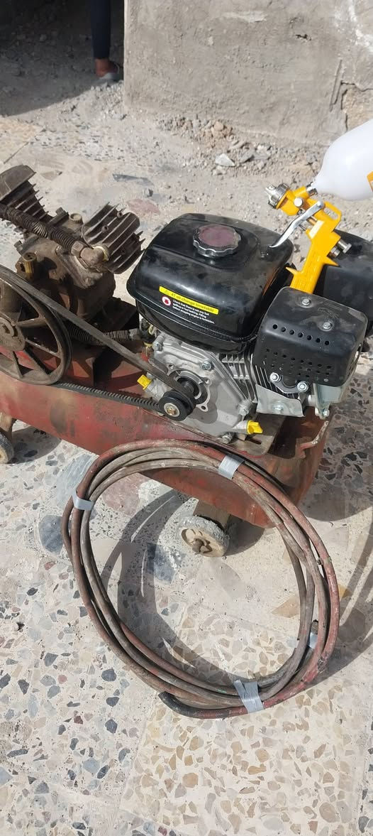 السلام عليكم  كمبريسر ١٠٠ بنزين مثل ما موضح بالصور ملحقاته صونده كتان ١٥ متر مع مسدس صبغ انجيكو السعر المطلوب ٣٠٠ لاستفسار ولغرض الشراء الاتصال *********** العنوان بغداد
