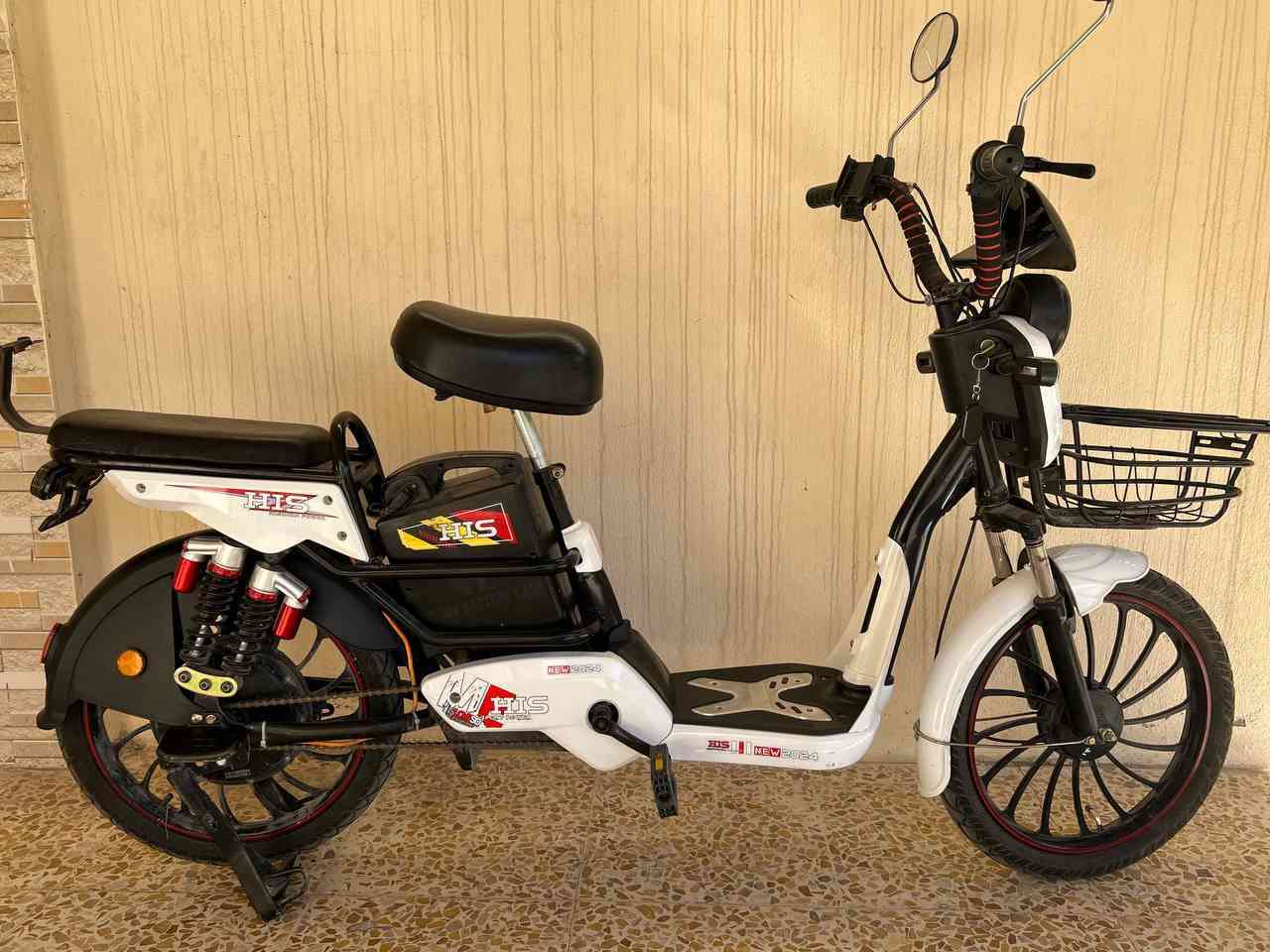 سلام عليكم
بايسكل شحن للبيع بطاريات جديده اني شديتله 5 بطاريات 

السعر 350 وا بي مجال ان شاء الله السعر يرضي الشراي 

التواصل على الواتساب او على الرقم 

***********
