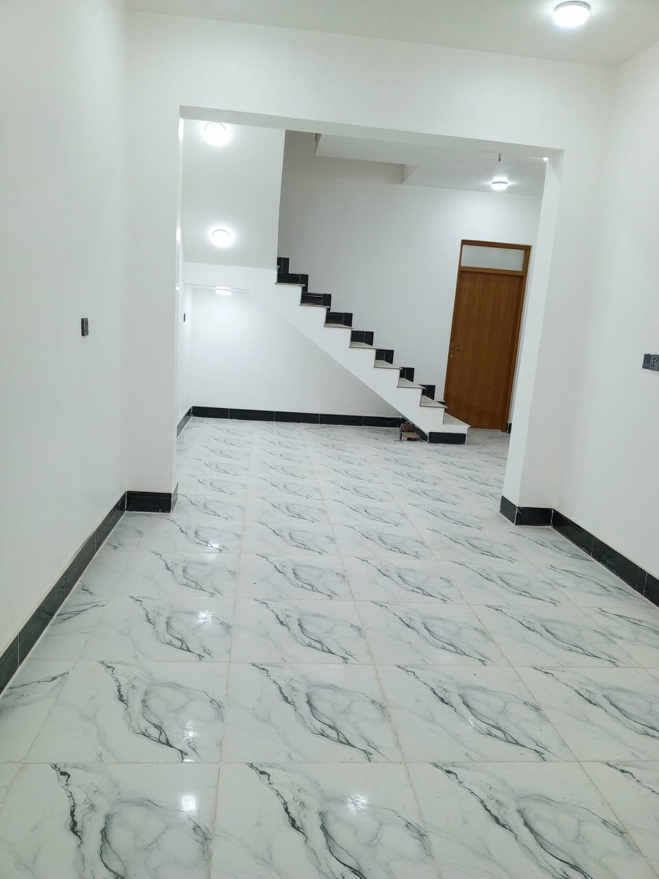 دار. رهن سنة وقابل لتجديد المساحه طابقين تحتوي على غرفتين وصاله ومطبخ وحمام داخل وخارج بناء درجه اولى حديث غير مسكون الرهن 15مليون للاستفسار الاتصال او المراسله ***********.   العنوان النجف الاشرف شارع المطار القديم غرب أسواق بابا شتريلي
