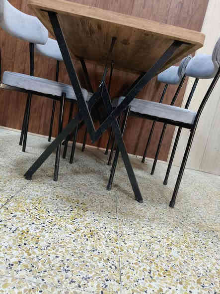 السلام عليكم موجود 3 ميوزه طعام مع كراسي كل ميز ويا 4 كراسي للبيع استعمال قبل شهر اي استفسار على الرقم.    ***********.  المكان الصويره
