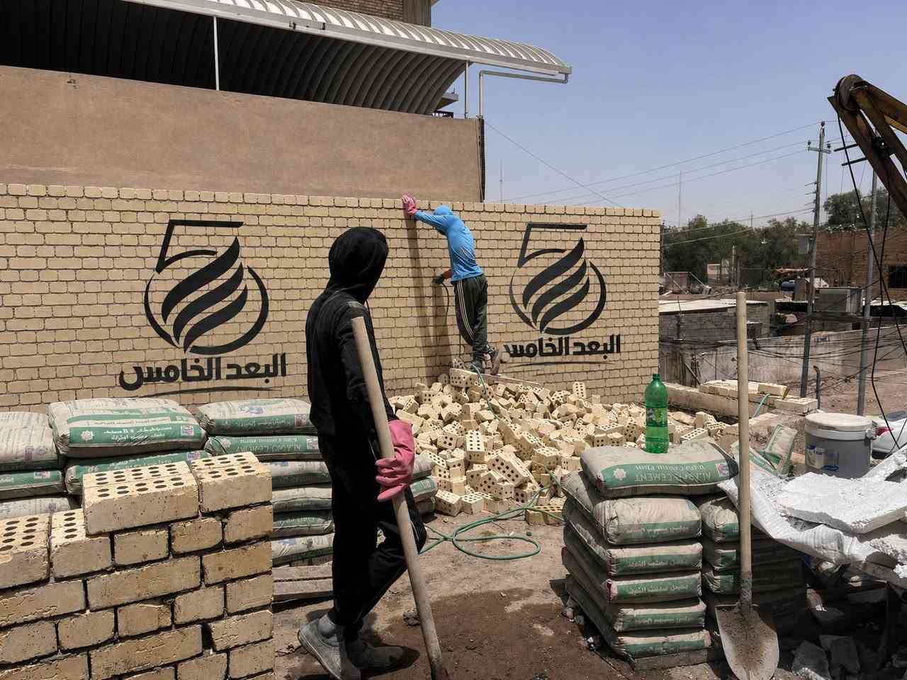 🔥 مو شغل ترقيع…
إحنا نبني شغل يفرض نفسه.
✔️ تنفيذ بجودة عالية
✔️ موقع عمل نظيف ومنظم
✔️ كادر هندسي متخصص
✔️ فريق واحد… هدفه نجاح مشروعك
📌 لأن البناء الحقيقي مو كمية صب وحديد…
البناء الحقيقي هو دقة + التزام + ضمير.
📞 ***********
📞 ***********
— البعد الخامس الهندسية 🏗️
