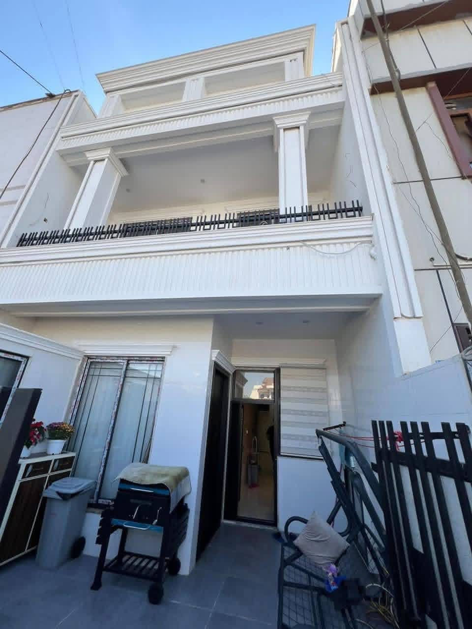 بيت للبيع  في اربيل حي قربو 
مساحه 125م طابوو 
شارع 15متر قريب شارع رئيسي 
بيت يتكون 4 غرفه نوم
استقبال 
صالة 
مطبخ 

***********
***********
