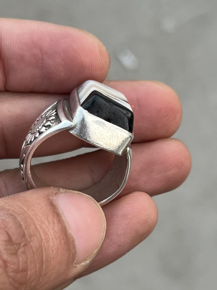 جَاءَ فِي الْحَدِيثِ الشَّرِيفِ عَنْ رَسُولِ اللَّهِ (صلى اللَّهُ عَلَيْهِ وَآلِهِ وسلم) مخاطباً سَلْمَانَ الْمحمدي :

 "يا سَلْمَانُ ، حُبُّ فَاطِمَةَ يَنْفَعُ فِي مِائَةٍ مِنَ المَوَاطِنِ ، أَيْسَرُ تِلْكَ الْمَوَاطِنِ : الْمَوْتُ ، وَالْقَبْرُ ، وَالْمِيزَانُ ، وَالْمَحْشَرُ ، وَالصِّرَاطُ ، وَالْمُحَاسَبَةُ . فمَن رَضِيَتْ عَنْهُ ابْنَتِي فَاطِمَةُ رَضِيتُ عَنْهُ ، ومَن رَضِيتُ عَنْهُ رَضِيَ اللَّهُ عَنْهُ . ومَنْ غَضِبْتُ عَلَيْهِ فَاطِمَةُ غَضِبْتُ عَلَيْهِ ، ومَن غَضِبْتُ عَلَيْهِ غَضَبَ اللَّهُ عَلَيْهِ يَا سَلْمَانُ وَيْلٌ لِمَنْ يَظْلِمُهَا "

عقيق جزع يماني قديم 
شگل قديم  صياغه يدويه 
بغداد م الصدر ***********
