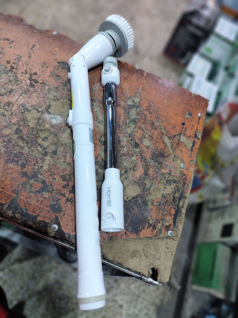 السعر 35 الف 
نوع التنظيف: فرشاة دوارة لاسلكية مناسبة لتنظيف الحمام والمطبخ والبلاط.
الملحقات: تأتي مع 4 رؤوس فرشاة قابلة للتبديل لأغراض مختلفة (زاوية، مسطحة كبيرة، مستديرة كبيرة، مسطحة صغيرة).
البطارية والتشغيل: تعمل ببطارية قابلة للشحن توفر ما يصل إلى 1.5 ساعة من التنظيف المستمر بعد شحنها.
التصميم: تتميز بمقبض قابل للتمديد لتنظيف الأماكن التي يصعب الوصول إليها دون الحاجة للانحناء.


**إذا كنت صاحب هذا الإعلان وتريد حذفه لأي سبب، رجاءا أرسل رسالة إلى الدعم الفني**