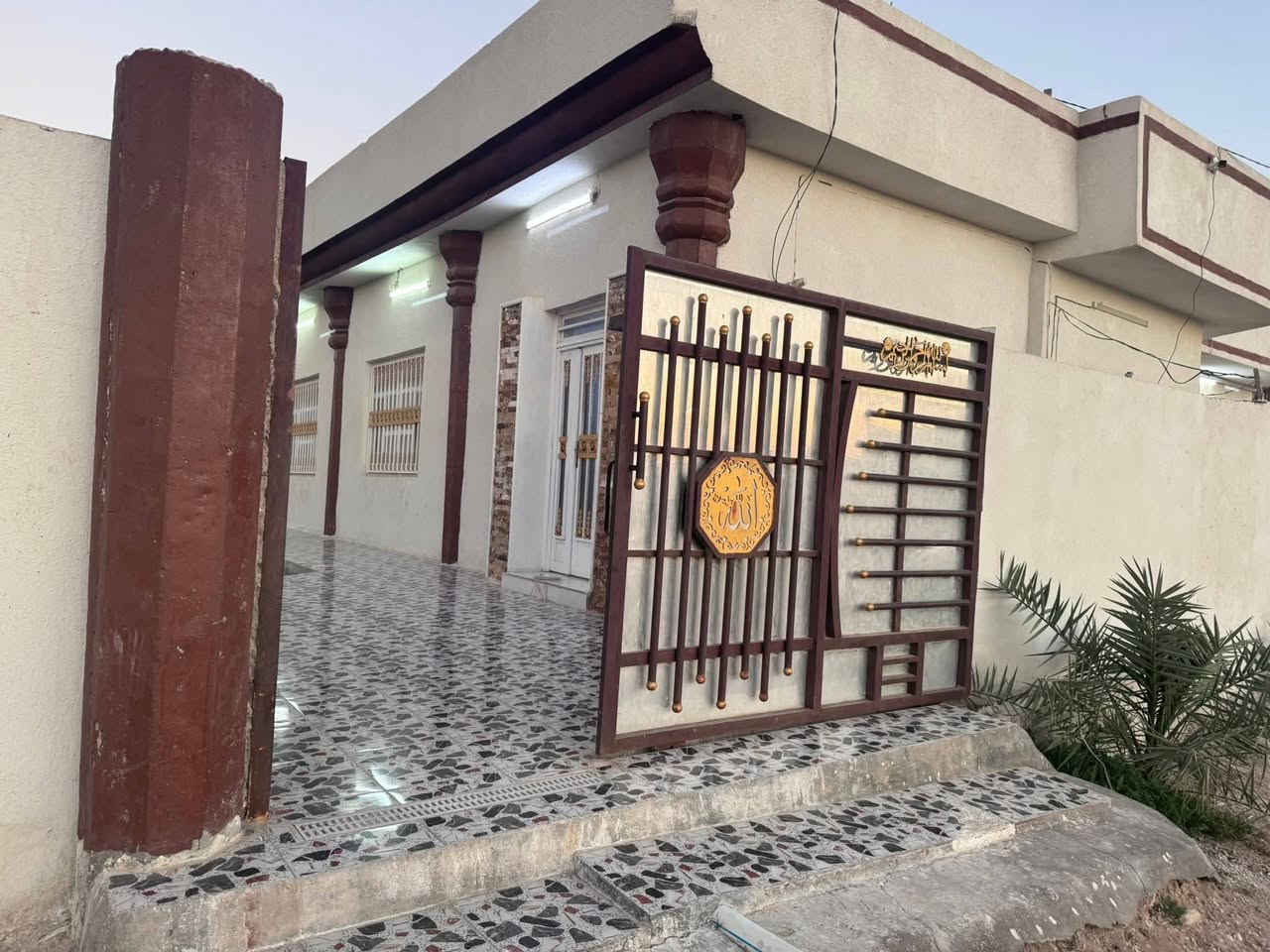 دار للبيع طابو زراعي سند 25 مساحه 740 متر واجهيه  40 متر  منطقه سكنيه كافت الخدمات العنوان/ حله طريق ياحسين نزلت سعد بيجو السعر 120 مع المجال       ملاحظة ------ بناء بلوك للاستفسار ***********   +  ***********
