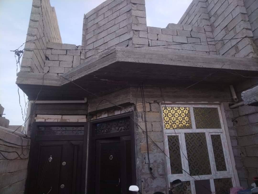 متاح بيت قرب مكتب بيروت منطقه ابو سمير مساحه البيت ١١٠ متر طابق واحد الثاني مبنى بس ما مصبوب عرض الشارع الي مقابل البيت ٢٥ متر للتواصل خاص او ***********. صنف الأرض زراعي ١١٧. قريبه من مدرسه تبعد عنه ٢٠٠ متر مركز صحي اليرموك (مستوصف) نفس الشارع ومسجد واسالة مي مضمون من الكص. السعر 45بي مجال قليل المنطقة ماشيه بيه معاملات طابو وداخله لجنات كشف على كم بيت.المنطقه تبليط كامل
