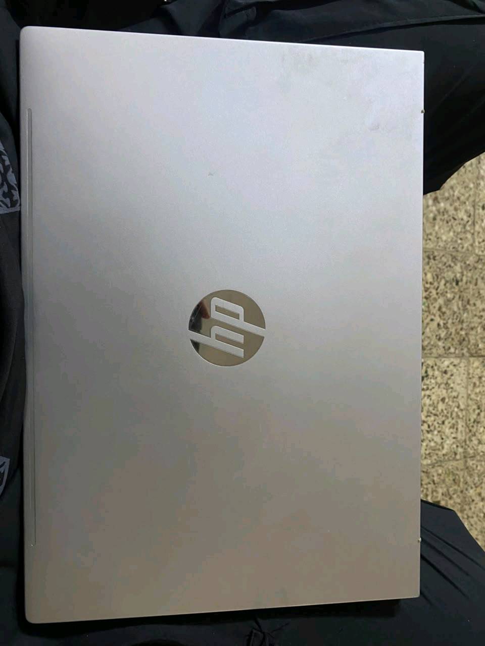 للبيع: لابتوب HP ProBook 460 G11 بحالة ممتازة جداً (شبه جديد) جيل حديث
العنوان المقترح: لابتوب HP ProBook 460 16-inch G11 - معالج Ultra 7 قوي جداً للعمل والدراسة والتصميم.
المواصفات الفنية بالتفصيل:
  الموديل: HP ProBook 460 16 inch G11 Notebook PC
  المعالج (Processor): Intel CoreTM Ultra 7 155U (سرعة تصل إلى 1.70 GHz وتصل لأعلى مع التوربو) - معالج ذكي قوي واقتصادي جداً في استهلاك البطارية.
  الذاكرة العشوائية (RAM): 16.0 GB بسرعة فائقة جداً (5600 MT/s).
  الهارد (Storage): SSD بمساحة 477 GB (سريع جداً في الإقلاع وفتح البرامج).
  الشاشة: بحجم 16 بوصة بدقة ممتازة، حواف نحيفة (تصميم عصري ومريح للعين).
  كارت الشاشة (Graphics): Intel Graphics.
  الصوت: نظام صوتي مميز واحترافي من poly studio.
مميزات إضافية في الجهاز:
 تحتوي لوحة المفاتيح على أرقام جانبية كاملة (NumPad) مناسبة جداً لأصحاب المحاسبة والهندسة والكتابة.
 يحتوي على مستشعر بصمة إصبع لفتح الجهاز بأمان وسرعة.
 نظام التشغيل: Windows 11 الأصلي مفعل وجاهز.
 تصميم خارجي أنيق جداً باللون الفضي المعدني، خفيف الوزن بالنسبة لحجمه.
حالة الجهاز:
 نظيف جداً وبحالة ممتازة (شبه جديد) والـصـور تـوضـح نـظـافـة الـبـودي والـشـاشـة.
 الموقع: بغداد
 الدورة
السعر 900 الف