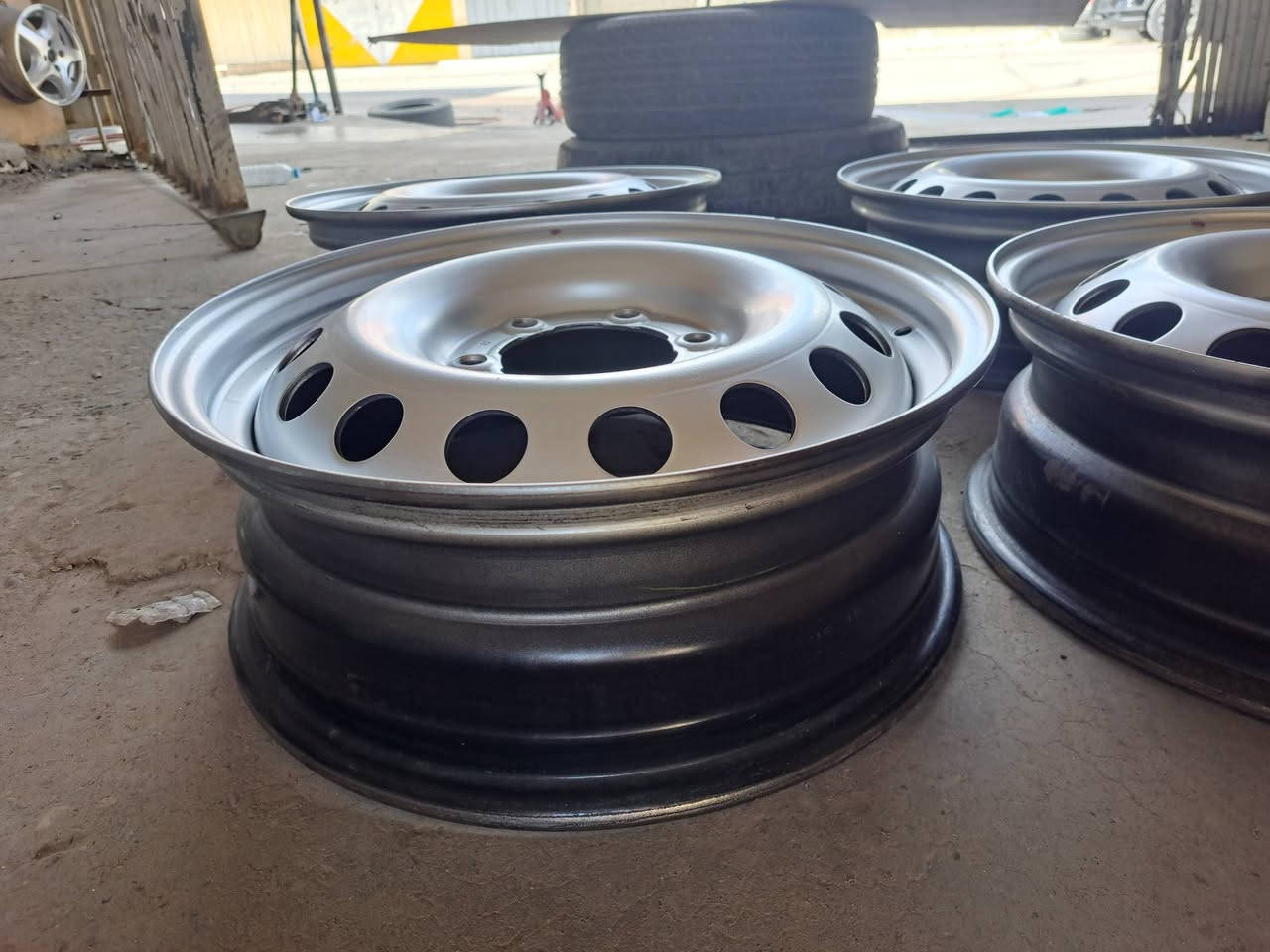 سلام عليكم ويل حجم ١٧ تويوتا أصلي الفضي الرفيع المقاس بدون عواج شرط نضيف حيل مع كبات أصلية سعر ٣٥٠ الف  بي مجال مكان الويل الموصل نينوى ***********
