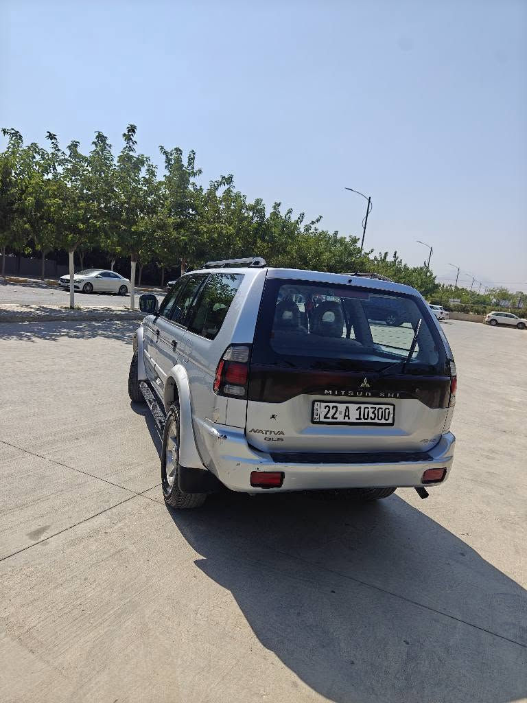 میتسوبیشی ناتیڤا ٢٠٠٦ (Mitsubishi Nativa GLS)
مۆدێل: 2006 (ناو زەرد)
گێڕ: ئۆتۆماتیک و دەبڵ گێڕ (4x4)
بۆیاخ: بێ بۆیاخ، کال بوونەوە (حەلاوە)ی نییە.
مەکینە و گێڕ: هەموو گیانی بەشەرت، بەبێ کێشە و تەقە و ڕەقە.
خزمەتگوزاری: ڕۆنی تازە گۆڕاوە، سەیارەیەکی زۆر توندوتۆڵ و بێ مەسروفە.
مواسەفات: سێ کاتژمێری سەر داشبۆرد، ئاوێنە کڕۆم، جەمەلەغ پان، ویل کرۆم، ناوەوەی زۆر خاوێن.
نرخ: 80 وەرەقە و مەعامەلە).
ژمارە مۆبایل: ***********. (***********) السليمانية, العراق

