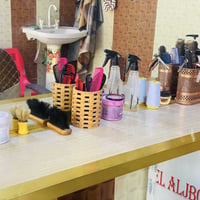 غراض حلاقه كامله للبيع الميز ومرايته  مكاين عدد4 بخار تنضيف كرسي  وبقي...